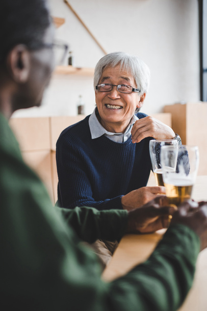 Senior vrienden drinken bier - Foto, afbeelding