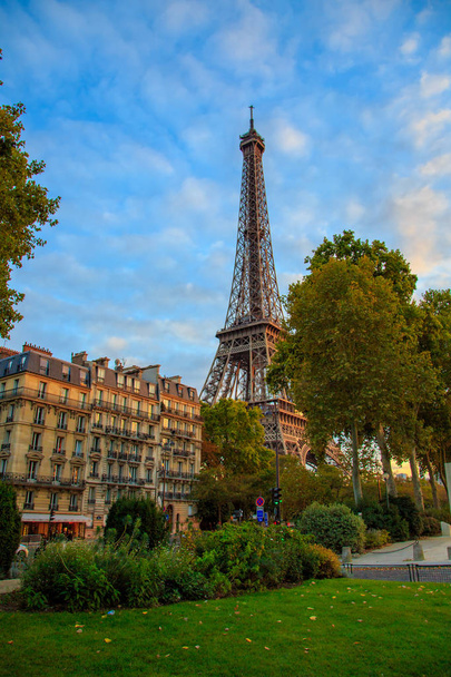 atemberaubender Blick auf die Stadt Paris mit alten architektonischen Gebäuden, Park und dem dahinter aufragenden Eiffelturm. - Foto, Bild
