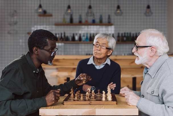 старші друзі грають у шахи
 - Фото, зображення