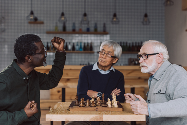 Старшие друзья играют в шахматы
 - Фото, изображение