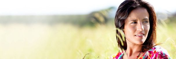 Beautiful young woman in nature landscape - banner template web  - Foto, afbeelding
