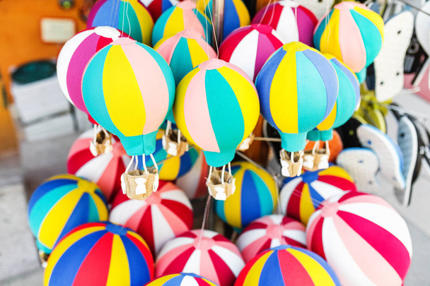 сувениры воздушные шары на уличном рынке Турции, Каппадокия
 - Фото, изображение
