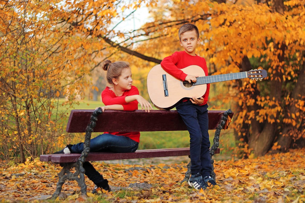 ギターの公園で女の子を持つ人 - 写真・画像