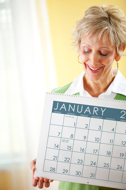 Woman Holding a January 2018 Calendar - Φωτογραφία, εικόνα
