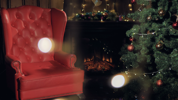 Boże Narodzenie kominek. Santa Claus krzesło w pobliżu choinki. 4k. - Materiał filmowy, wideo