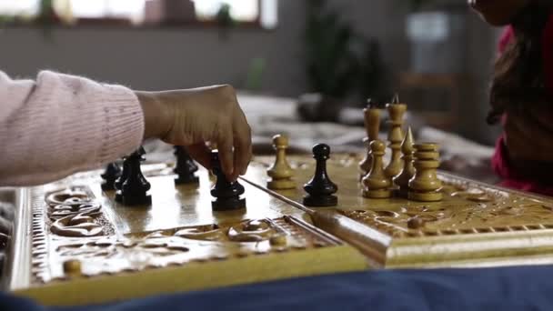Σκάκι παιχνίδι παίκτη κάνοντας μαύρο πύργο, μετακινήστε - Πλάνα, βίντεο