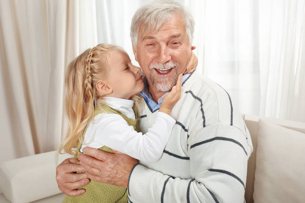 Homme âgé avec petite-fille à la maison
 - Photo, image