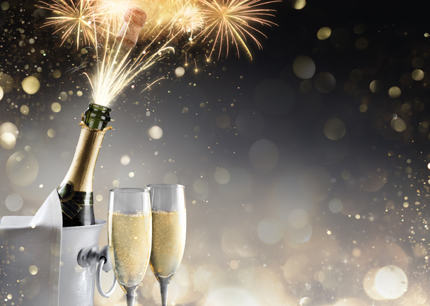 Champagner und Feuerwerk zum prickelnden Feiern - Foto, Bild