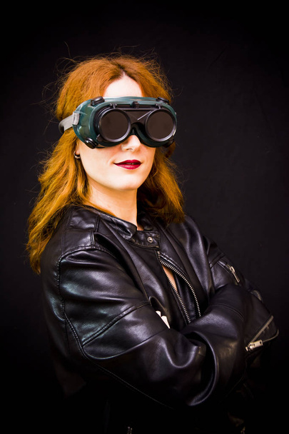 Özel gözlük ve şapka bl ile güzel bir kadın portresi - Fotoğraf, Görsel