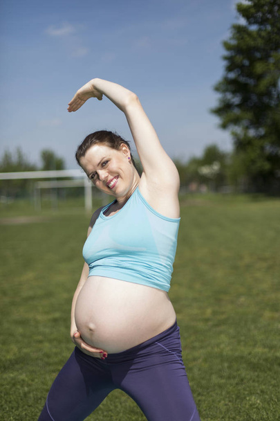 красива вагітна жінка
  - Фото, зображення