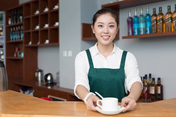 giovane bella donna lavora in caffè
 - Foto, immagini