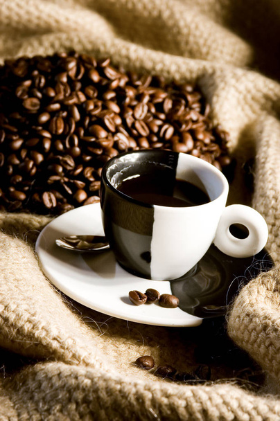Kaffeetasse und Kaffeebohnen auf Leinwand - Foto, Bild