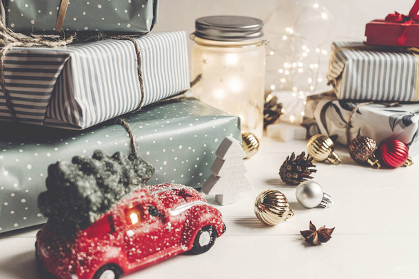 Weihnachtsgeschenkboxen und Auto-Spielzeug - Foto, Bild
