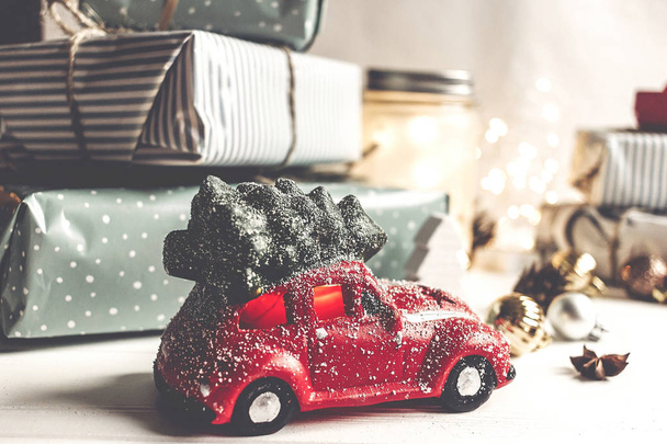 クリスマス ギフト ボックスと車のおもちゃ - 写真・画像