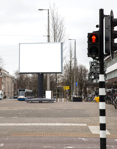 κενό billboard στην άκρη ενός δρόμου σε ευρωπαϊκή πόλη - Φωτογραφία, εικόνα