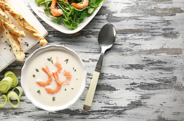 Tasty cream soup with fresh shrimps  - Foto, imagen