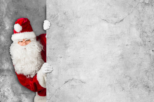 vermelho branco clássico tradicional santa claus olhando por trás vazio concrecte cartaz sinal parede natal xmas dom voucher padrão
  - Foto, Imagem