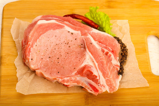 ruwe varkensvlees kotelet - Foto, afbeelding