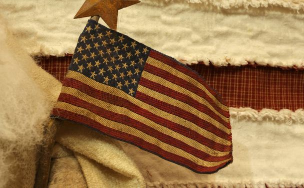 Αμερικανική σημαία με το εκλεκτής ποιότητας φόντο και τα παλαιά χρώματα - Φωτογραφία, εικόνα