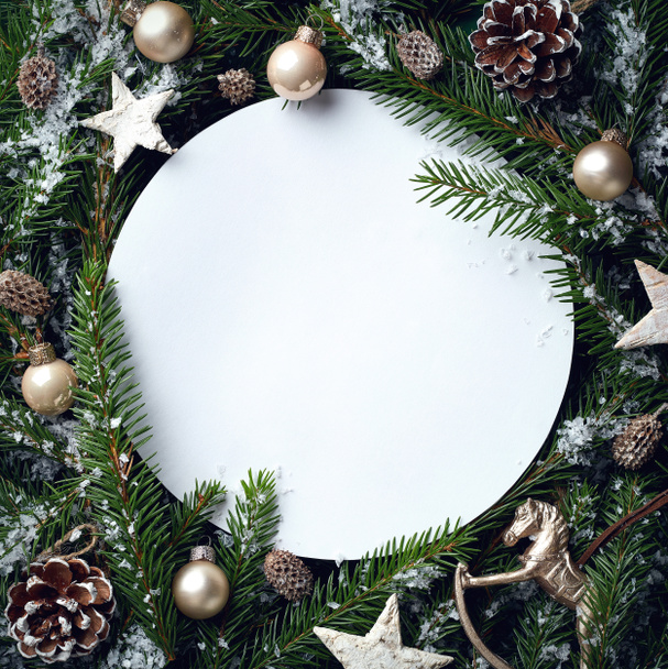 Marco de ramas de árbol de Navidad y decoraciones
 - Foto, Imagen