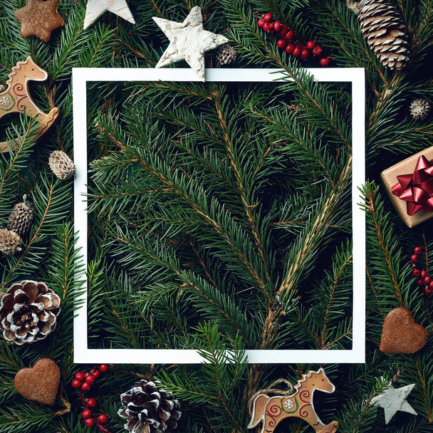 Marco de ramas de árbol de Navidad y decoraciones
 - Foto, imagen