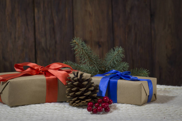 Twee geschenken, viburnum, fir tak en Spar kegel. Concept van de nieuwe - Foto, afbeelding