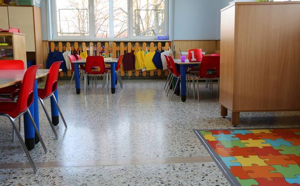 dentro de un aula en el jardín de infantes con sillas pequeñas
 - Foto, imagen
