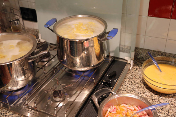 pentole in cucina durante la preparazione della pasta
 - Foto, immagini