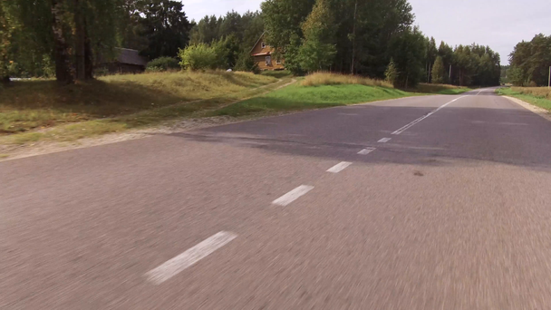 Швидка їзда по сільській дорозі в сонячний день
 - Кадри, відео