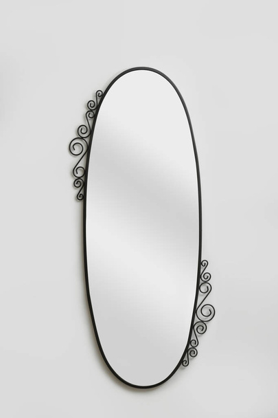 espelho de parede isolado no fundo cinza
 - Foto, Imagem