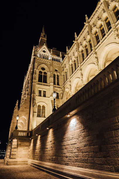 Le Parlement hongrois à Budapest sur le Danube
 - Photo, image