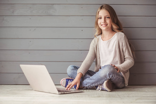 tiener meisje met een laptop - Foto, afbeelding