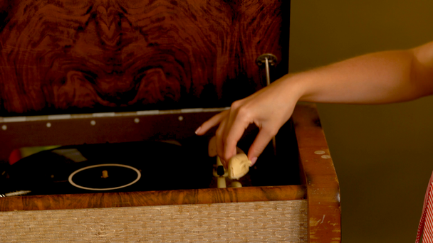 Lecteur de disque avec mains femme avec disque vinyle de musique rétro
. - Séquence, vidéo
