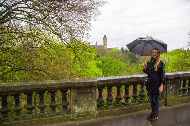 Mädchen unter dem Regenschirm in Luxemburg - Foto, Bild