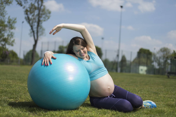 Piękna kobieta w ciąży  - Zdjęcie, obraz