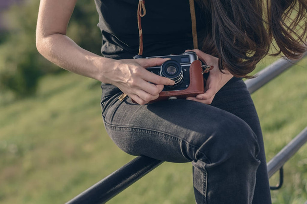 Giovane felice fotografo femminile cammina nel parco con fotocamera retrò
 - Foto, immagini