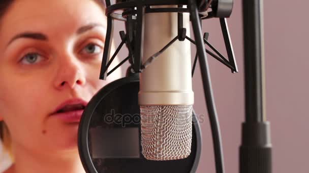 Güzel kız bir röportaj stüdyo mikrofon verir. - Video, Çekim