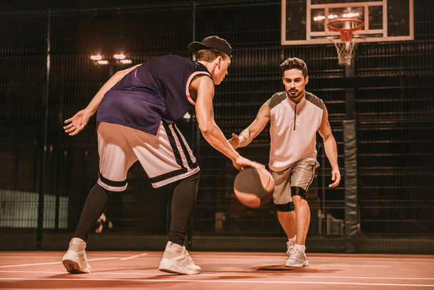 Caras jogando basquete
 - Foto, Imagem