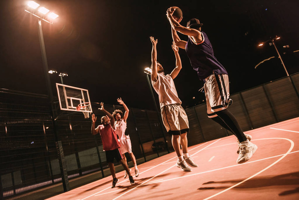 jongens spelen basketbal - Foto, afbeelding