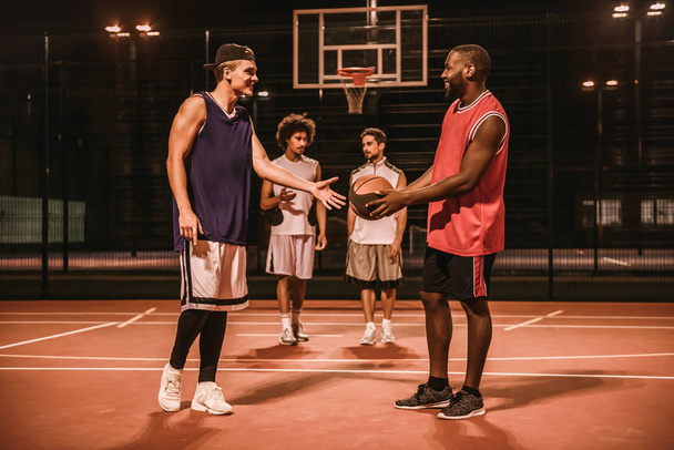 jongens spelen basketbal - Fotoğraf, Görsel