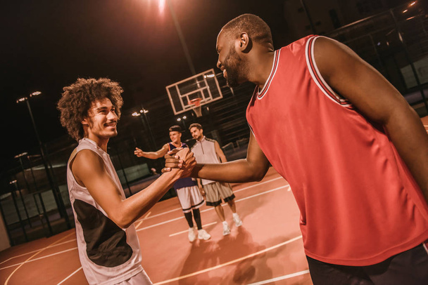 jongens spelen basketbal - Fotoğraf, Görsel