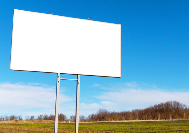 Große weiße Plakatwand am Straßenrand und blauer Himmel - Foto, Bild