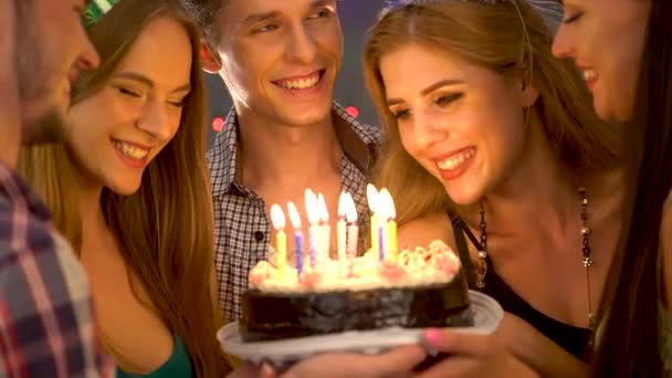 Fiesta de cumpleaños de amigos felices con pasteles de celebración de velas
. - Imágenes, Vídeo