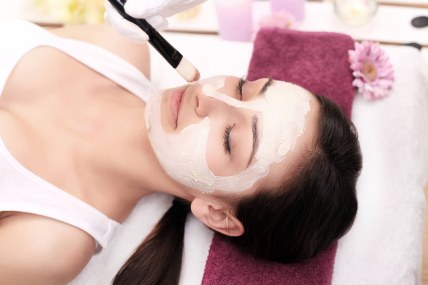 Tratamento facial. Mulher no salão de beleza recebe máscara marinha
 - Foto, Imagem