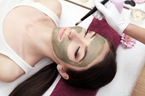 Спа-терапія для молодої жінки, що отримує маску для обличчя в салоні краси
 - Фото, зображення