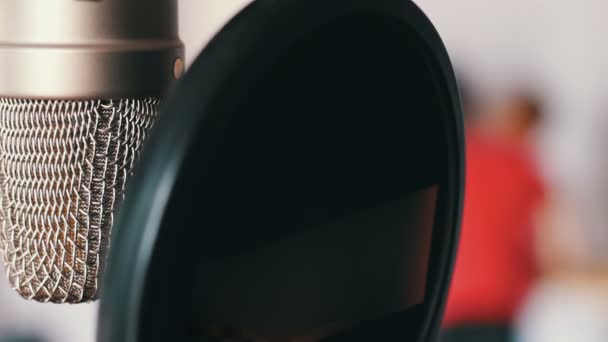 Micrófono de estudio en estudio de grabación vista de cerca
 - Metraje, vídeo