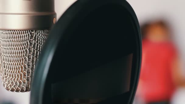 Студійний мікрофон у студії звукозапису крупним планом
 - Кадри, відео