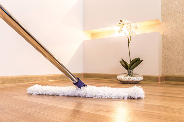 Сучасний білий мопед очищення дерев'яної підлоги в будинку
 - Фото, зображення