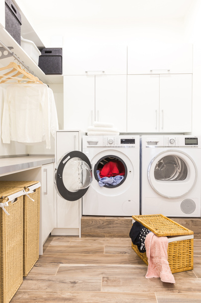 Çamaşır odası sepeti ve kirli giysiler ile - Fotoğraf, Görsel