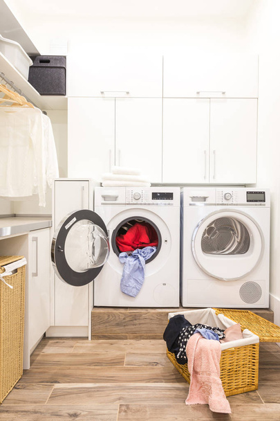 Lavadero con cesta y ropa sucia
 - Foto, Imagen